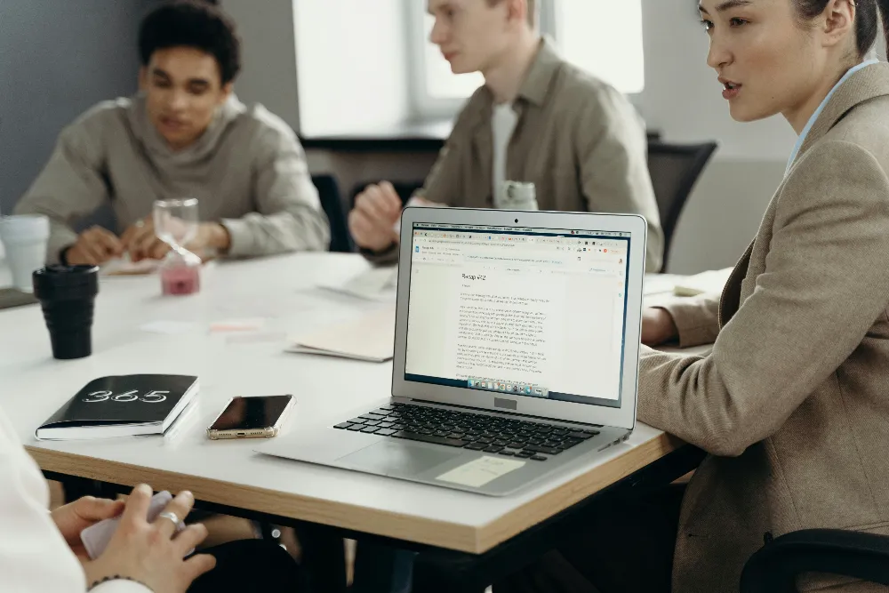 会議を行うビジネスチーム