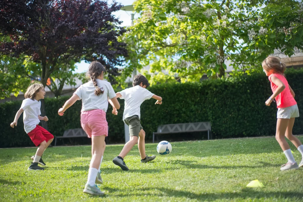 サッカーを楽しむ子供たち