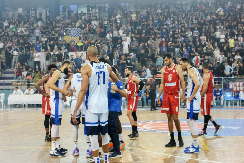 バスケチームのミーティング画像